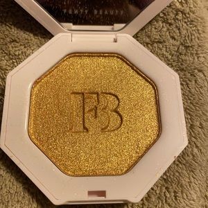 Fenty Beauty Trophy Wife killawatt highlighter